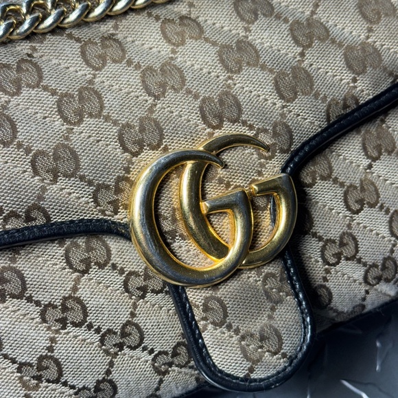 Gucci Marmont Flap Bag in Black - Picture 4 of 11